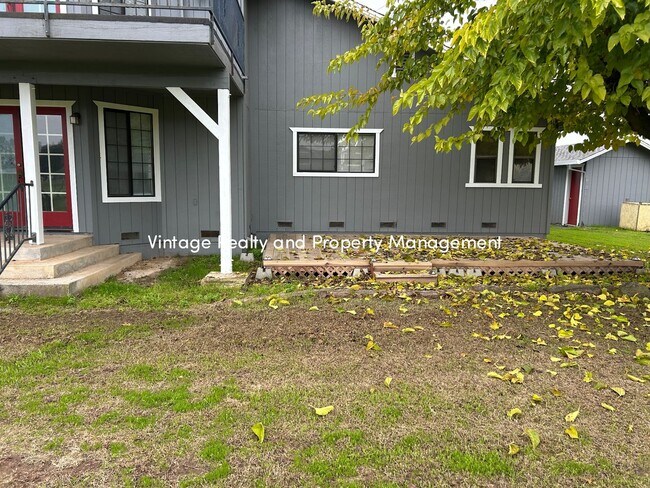 Building Photo - Available Soon!! Extra Big 5 Bedroom Country Home That You Have To See!!!