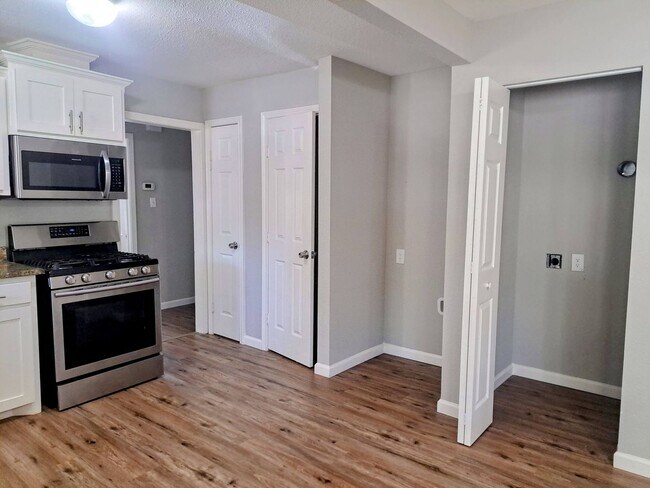 Building Photo - 4 bedroom, 2 bath home, Handicap accessible