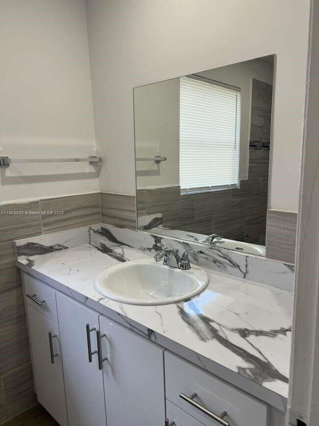 Building Photo - 1236 NW 4th Ave