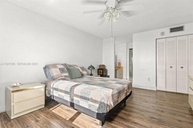 Building Photo - 6900 Bay Dr