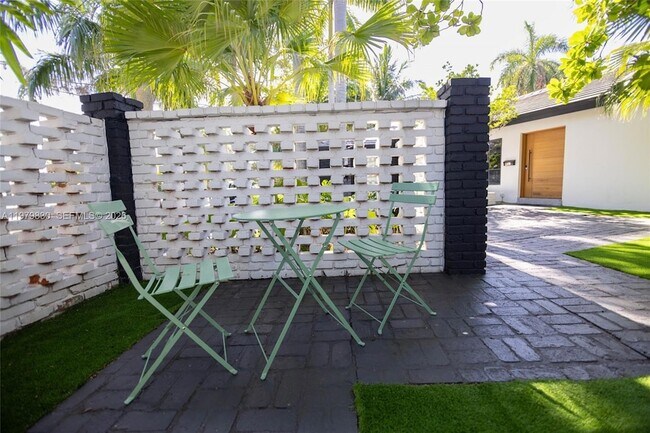 Building Photo - 2500 Bayview Dr