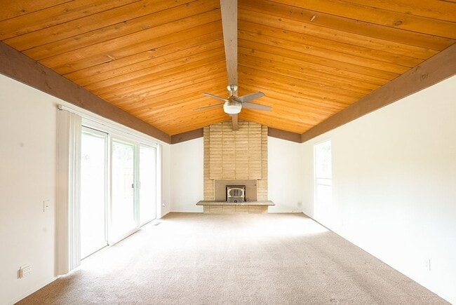 Building Photo - Charming 3-Bedroom Country House