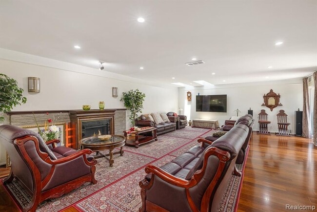 Building Photo - 297 Vreeland Dr