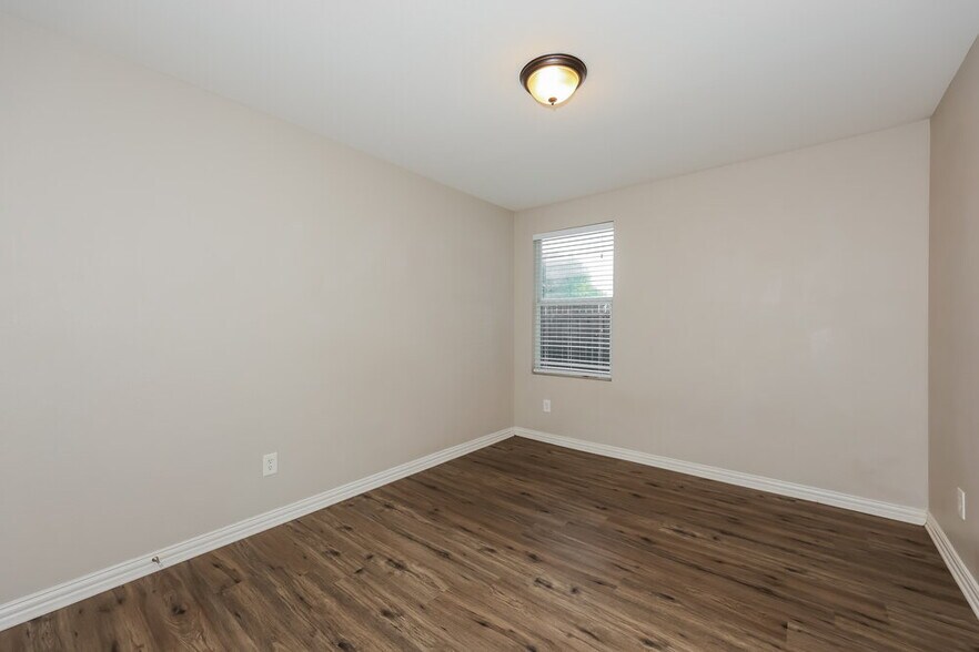 Building Photo - 573 Creekbend St
