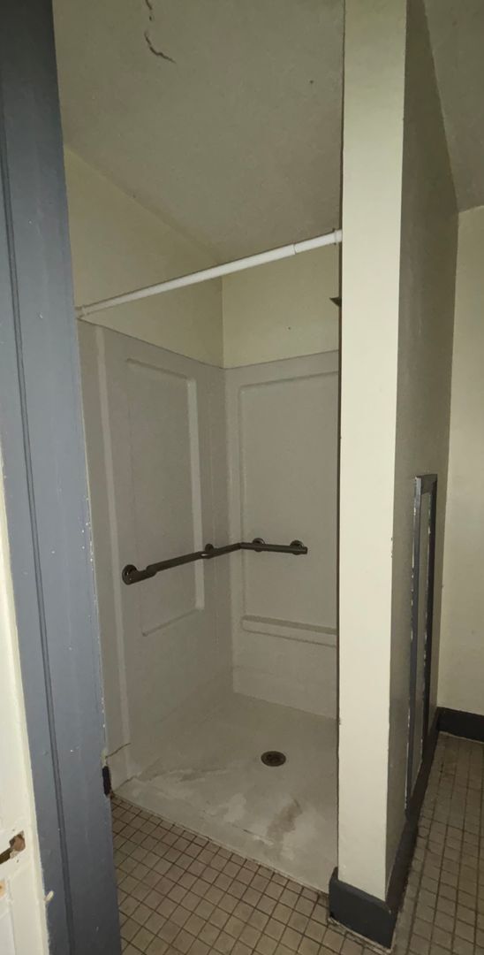 Building Photo - 2 Bdrm 1st Floor Bath Secluded Yard