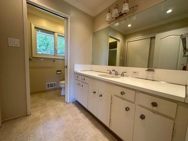 Building Photo - Fabulous LAH home, close town location, sp...