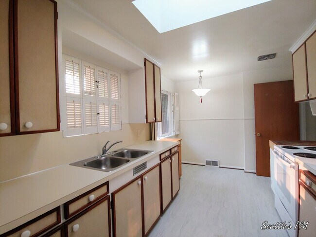 Building Photo - "Charming 2-Bed Retreat with Gleaming Hardwood Floors in Prime Seattle Location!"