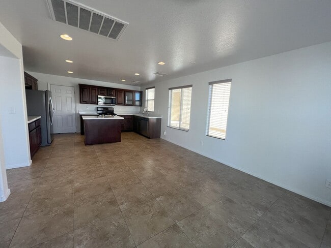 Building Photo - 3 bedroom 2 bath home