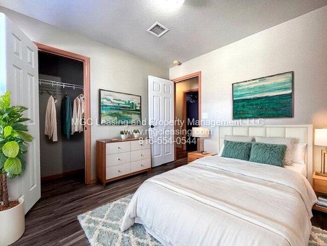 Building Photo - Charming Ranch-Style Duplex in Blue Spring...