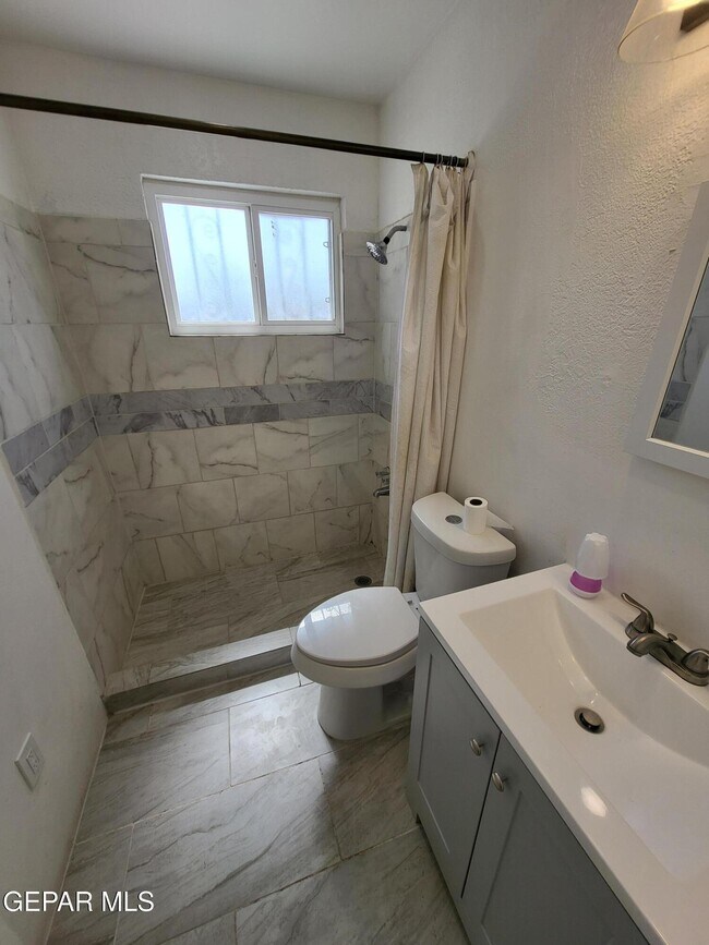 Building Photo - 1102 Cuba Dr