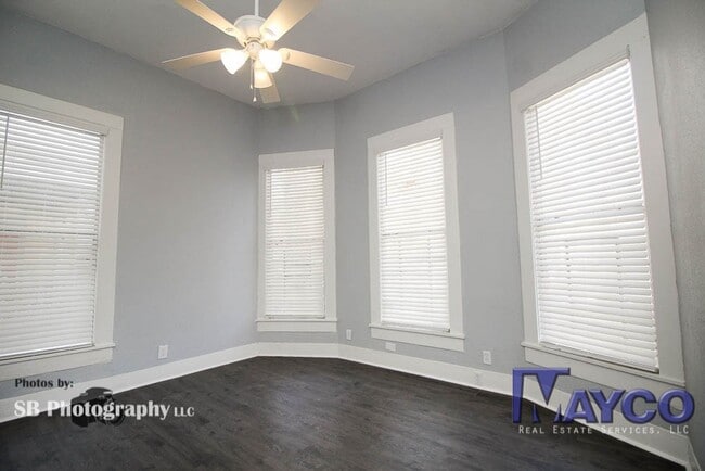 Building Photo - 3 bedroom 2 bath in Highland!