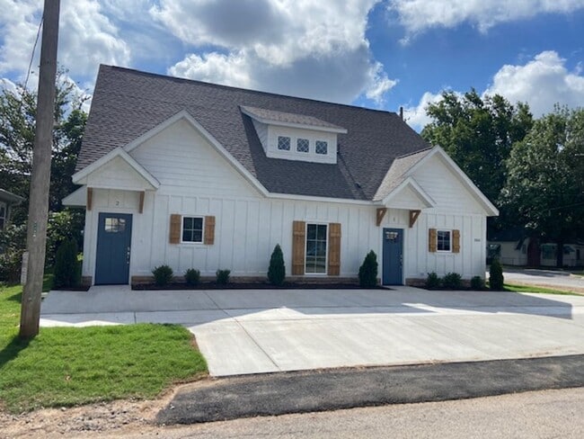Building Photo - Modern 3-Bedroom, 2-Bathroom Duplex in Pri...