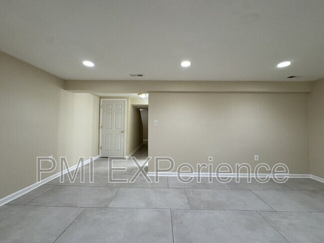 Building Photo - 2067 Chadwick Terrace
