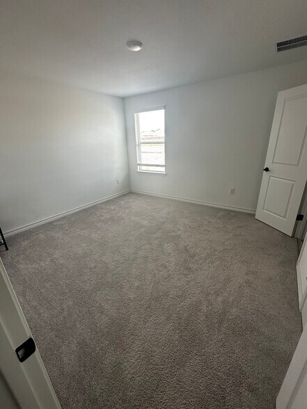 Building Photo - 13520 Long Island Dr