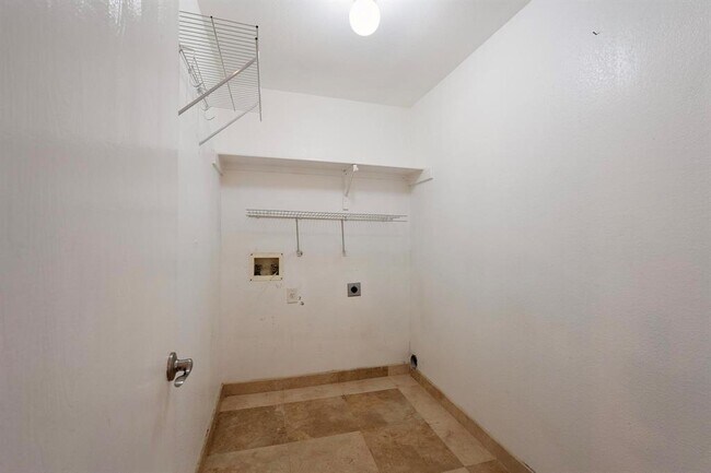 Building Photo - 1806 Rosenborough Ln N