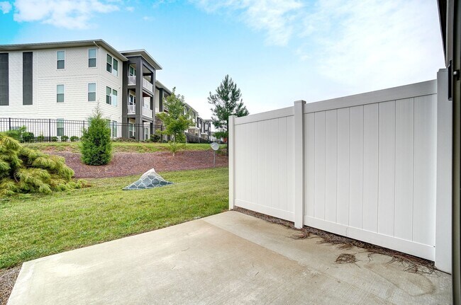 Building Photo - (Coming Soon) 3 Bedroom Townhome in Steele Creek!