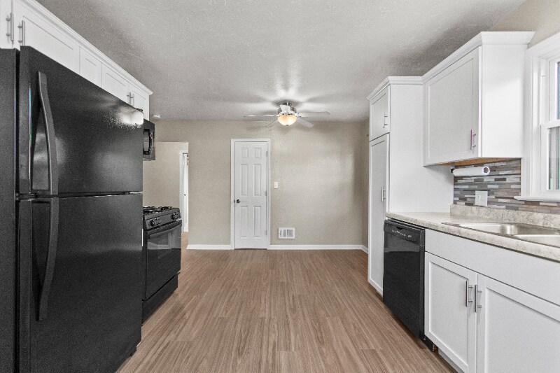 Building Photo - 504 W 1st St