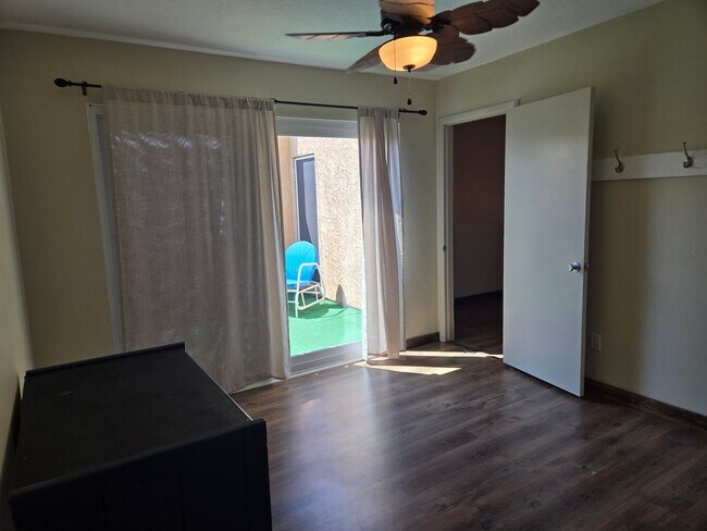 Building Photo - Beautiful two story, 3 bed, 1 full bath, 2...