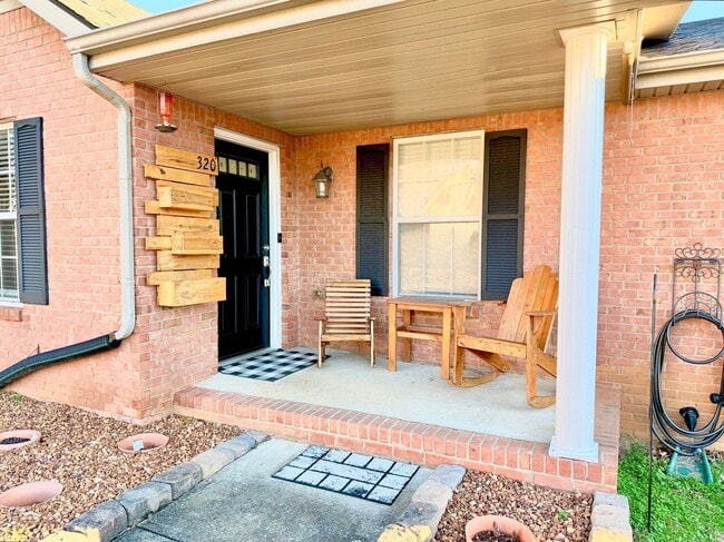 Building Photo - 320 Cottonwood Ct