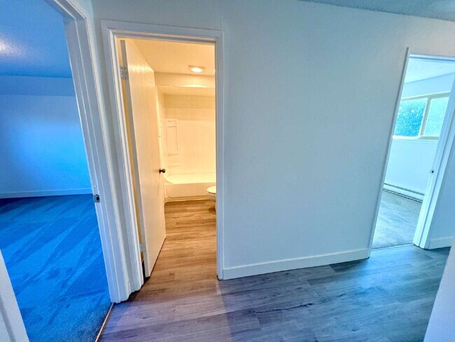 Building Photo - Scenic Lakeside Apartment for Rent - Federal Way