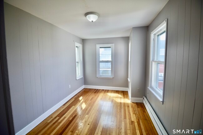 Building Photo - 203 Main St