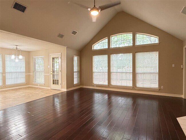 Building Photo - 10013 Valona Dr