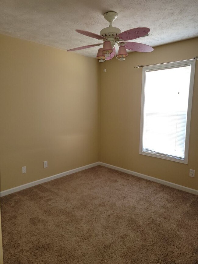 Building Photo - NEW LISTING- 3 bd/ 2 ba located MINUTES from Fort Bragg! Quiet Neighborhood!