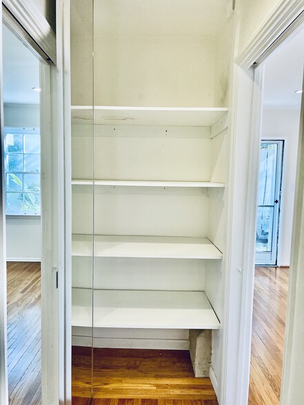 Building Photo - 1256 Devon Ave