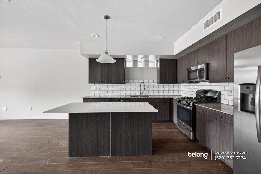 Building Photo - 864 E Park Modern Dr