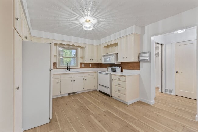 Building Photo - $300 off first month for February move-ins - Charming Country Retreat in Saint Anthony, ID