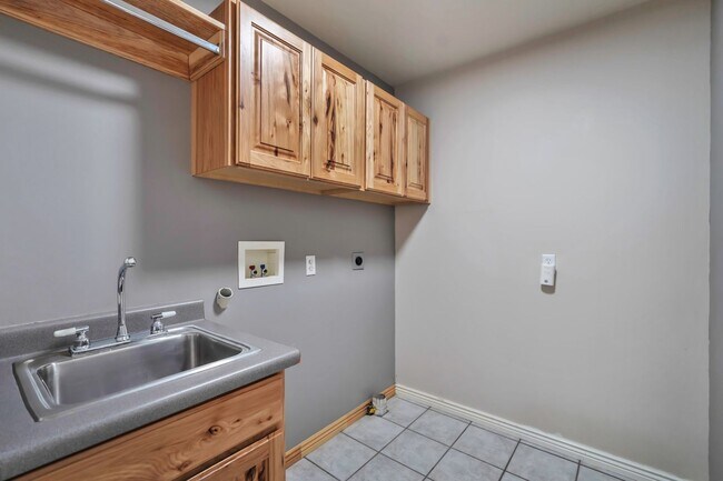 Building Photo - 426 W 2700 S
