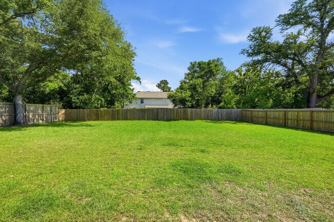 Building Photo - 693 Woodlawn Ave