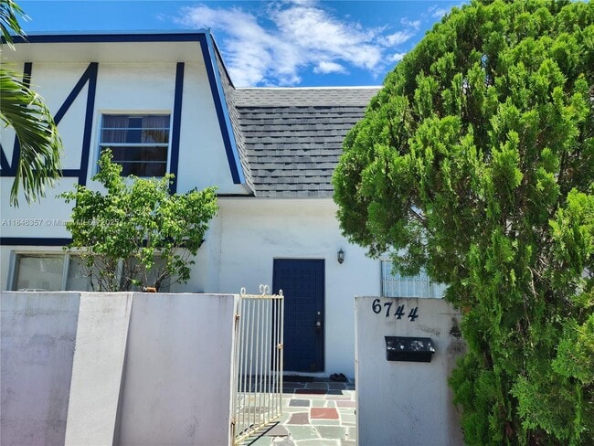 Primary Photo - 6744 SW 40th St