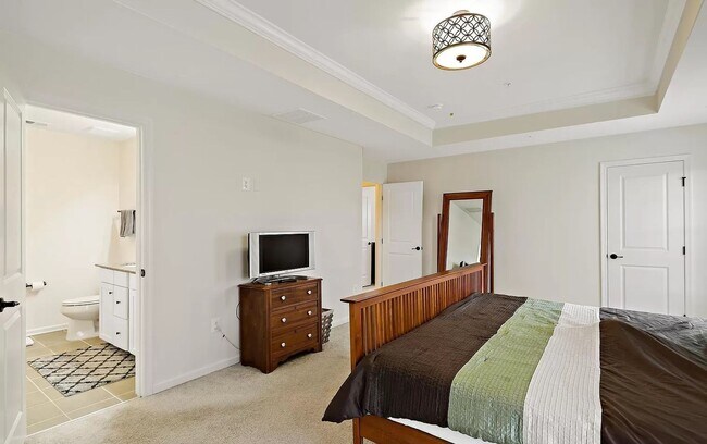 Building Photo - Beautifully maintained SFH in convenient F...