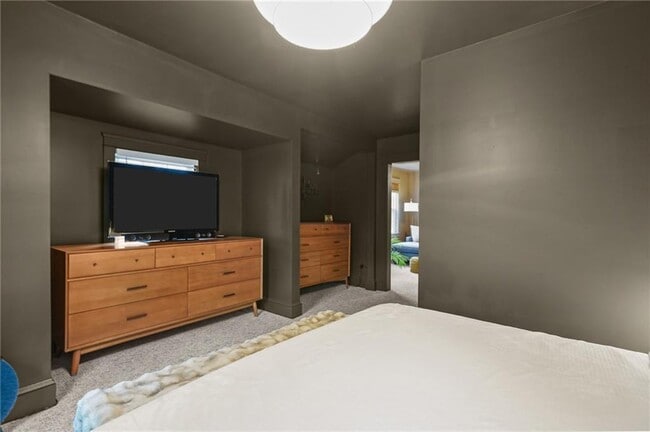 Building Photo - 80 Lakeshore Dr