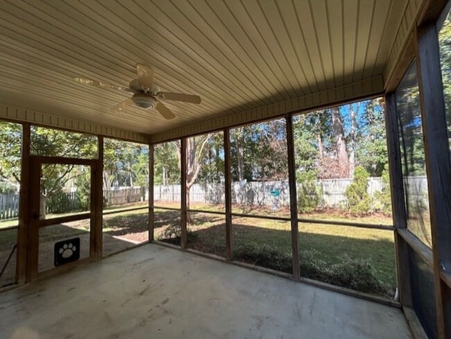 Building Photo - Spacious 3BR/2BA home in the highly desire...