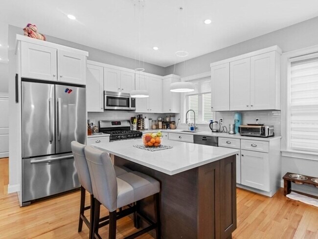 Building Photo - 25 Chilcott Pl