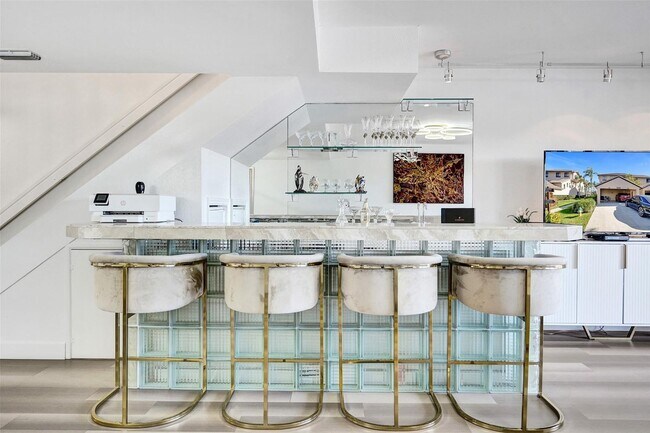 Building Photo - 270 Captains Walk