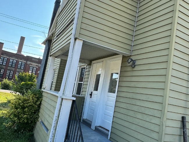 Building Photo - 63 Woodlawn St