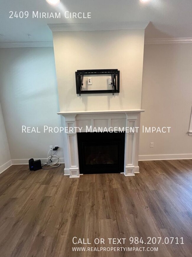 Building Photo - MOVE IN SPECIAL: 1/2 OFF 1 MONTH RENT. New...