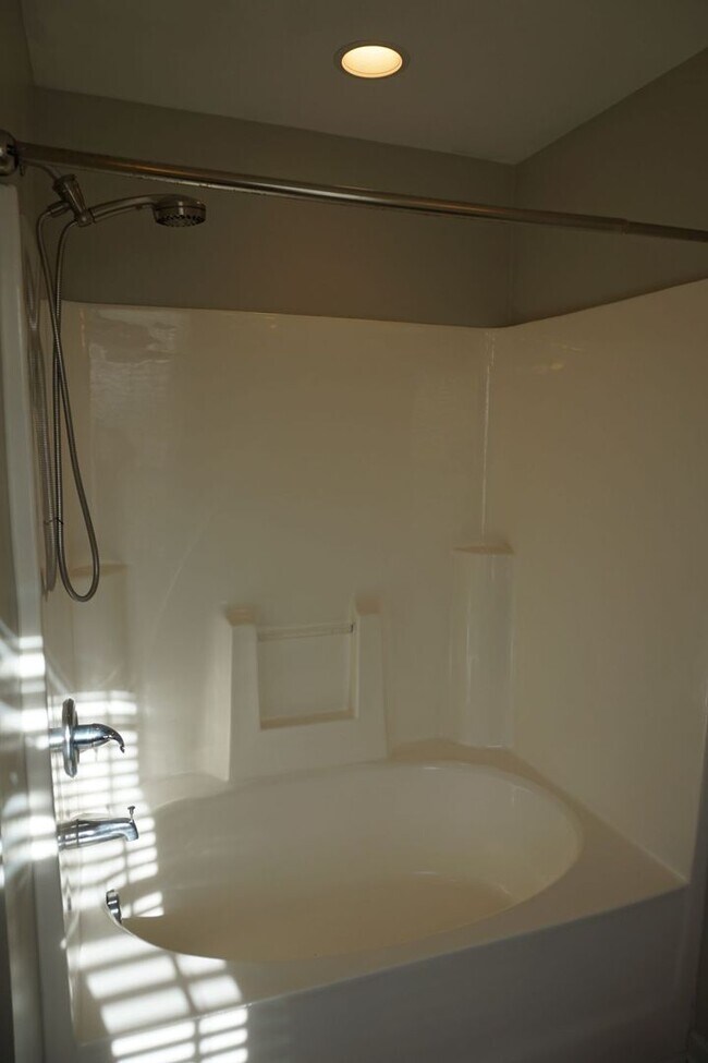Building Photo - 3 Bedroom 2.5 Bathroom with a Bonus Room located in The Cottages at Petersburg Subdivision, Richl...