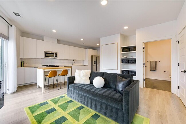 Building Photo - 2220 Webberville Rd