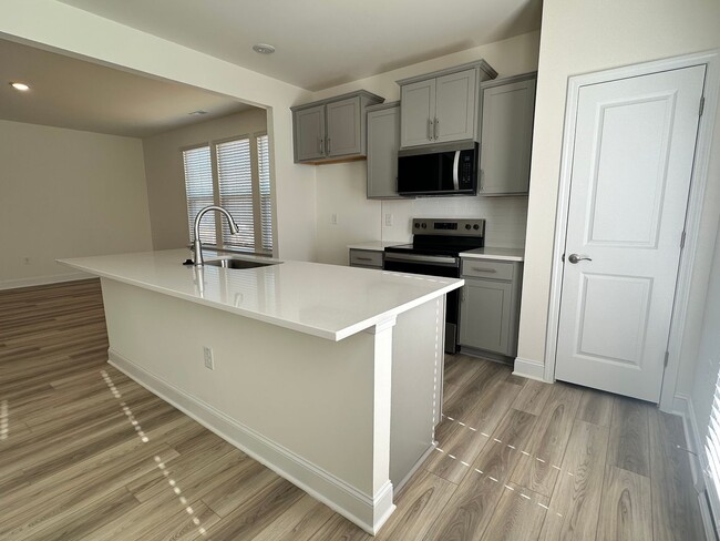 Building Photo - Spacious End Unit Townhome *New Constructi...