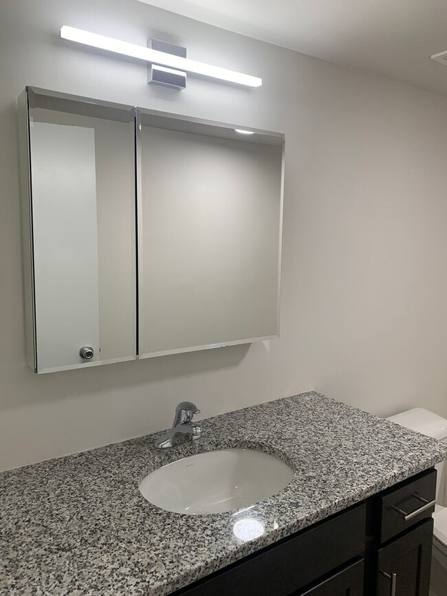 Building Photo - Updated Crescent hills Condo 2 bed/2 bath