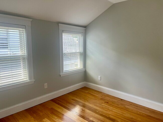 Building Photo - 25 Seymour St