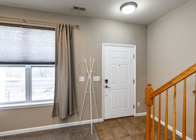 Building Photo - Fully Furnished Downtown 2 Bed, 4 Bath Executive Townhouse