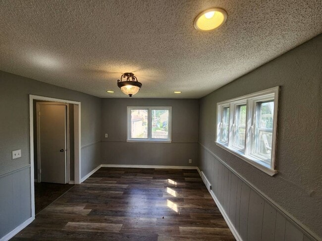 Building Photo - Nice 2 Bedroom Single House with Garage Available NOW