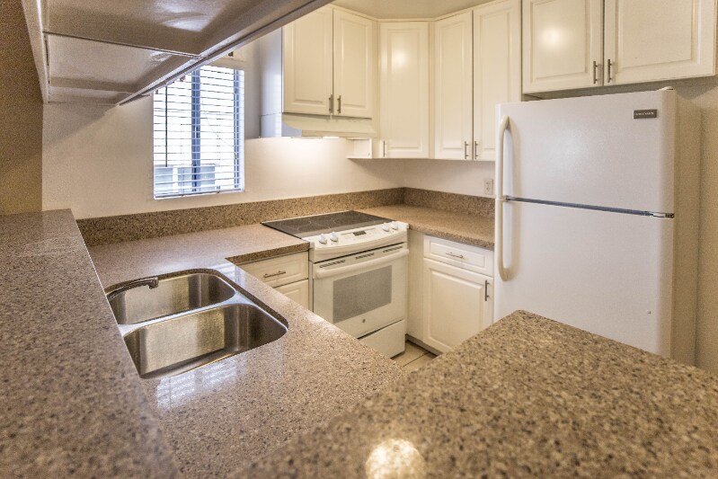 Building Photo - 1939 Beloit Ave