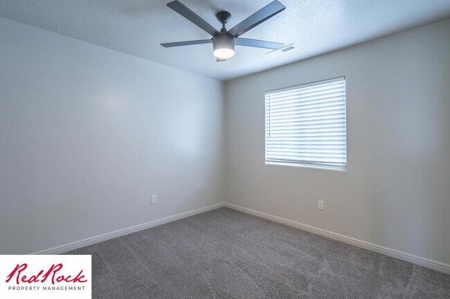 Building Photo - Cozy Townhome with Community Pool