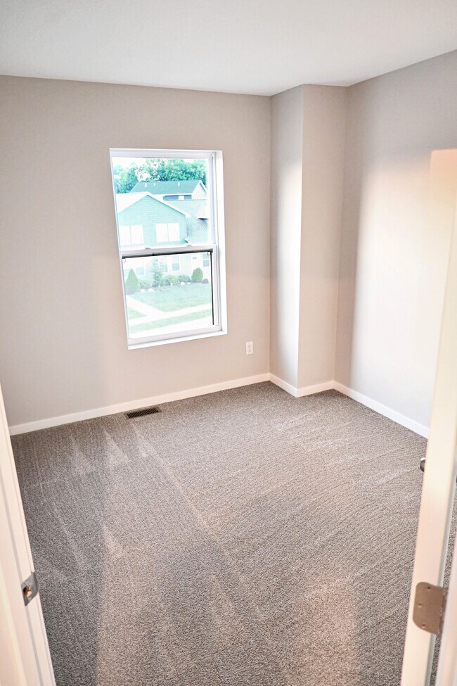 Bedroom 2 - 3443 Glenbrook Cir S